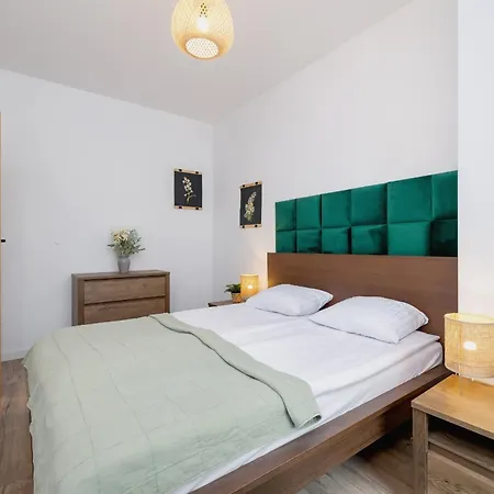 Exclusive In With Balcony, Parking, Gym And Sauna By Renters Apartment Kattowitz